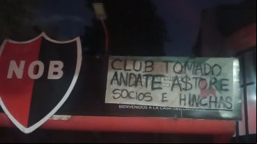 Hinchas le reclaman a Astore y al resto de la dirigencia por el mal presente deportivo del club.