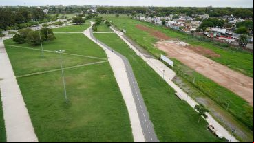 Pegado al parque Héroes de Malvinas se levantará la villa olímpica. Al fondo se pueden ver el terreno para las piletas y el barrio natal de Messi.