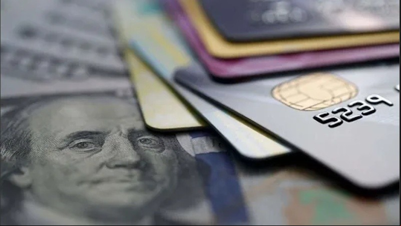 En un nuevo paso hacia la competencia de monedas, este viernes se podrá empezar a pagar en dólares con la tarjeta de débito.