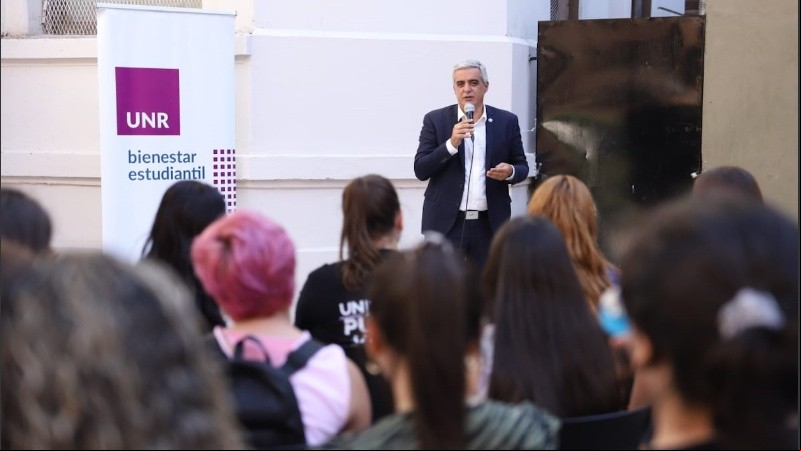 La Universidad Nacional de Rosario presentó a la comunidad su Programa de Becas 2025 y le dio la bienvenida a 298 nuevos estudiantes que ingresan este año a la institución gracias a la Becas de  a la Universidad Pública, una de las 10 becas que ofrece la UNR.