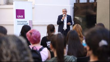 La Universidad Nacional de Rosario presentó a la comunidad su Programa de Becas 2025 y le dio la bienvenida a 298 nuevos estudiantes que ingresan este año a la institución gracias a la Becas de  a la Universidad Pública, una de las 10 becas que ofrece la UNR.