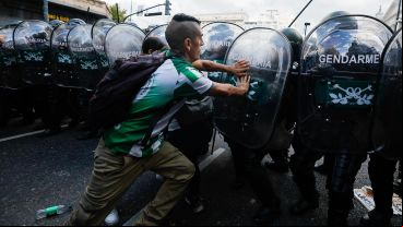 Hinchas de más de 40 clubes de fútbol, organizaciones y sindicatos marchan en defensa de los jubilados.
