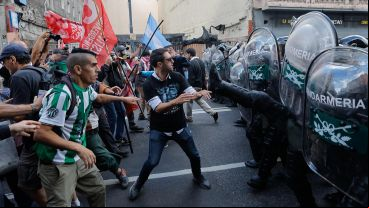 Hinchas de más de 40 clubes de fútbol, organizaciones y sindicatos marchan en defensa de los jubilados.