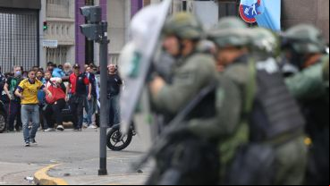 Hinchas de más de 40 clubes de fútbol, organizaciones y sindicatos marchan en defensa de los jubilados.