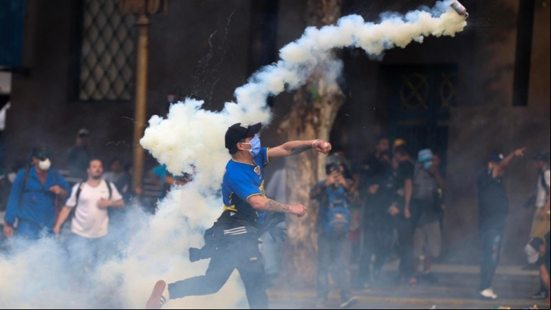 La policía contra manifestantes en la marcha de los jubilados.