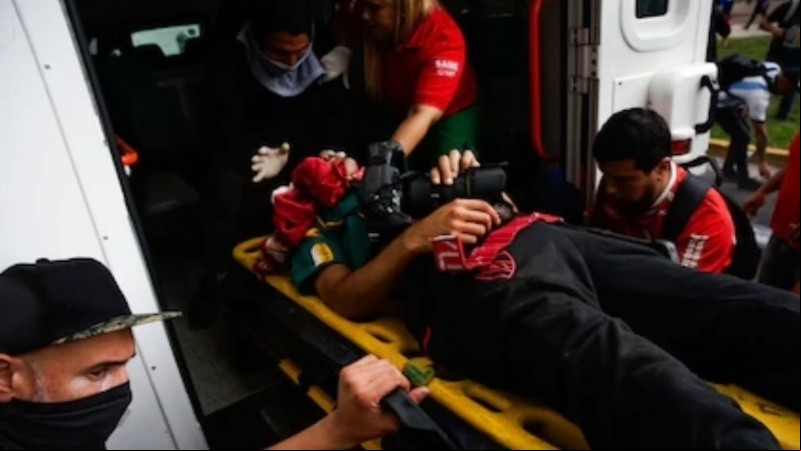 El fotógrafo al momento de ser trasladado al hospital.