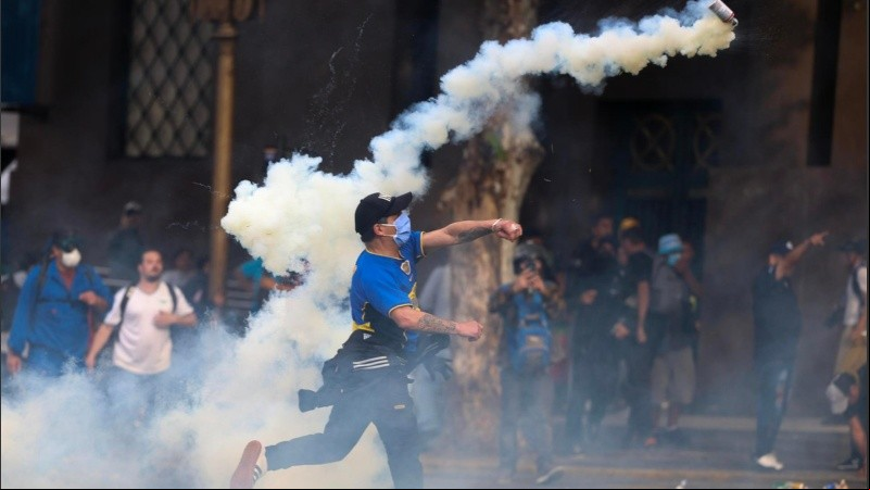 Un manifestante se enfrenta a  de la Policía Federal en inmediaciones del Congreso.