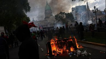 “Entre los detenidos liberados, se encontraban individuos con antecedentes por delitos como tráfico de estupefacientes y tenencia de armas".
