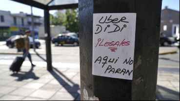 Los carteles que los taxistas pegaron en las paradas de la terminal.