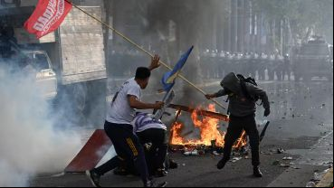Manifestantes asisten al fotógrafo Pablo Grillo, herido de gravedad durante la marcha del 12 de marzo.