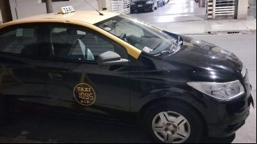 El Chevrolet Prisma que le robaron a una taxista de 35 años en Laprida y Riobamba.