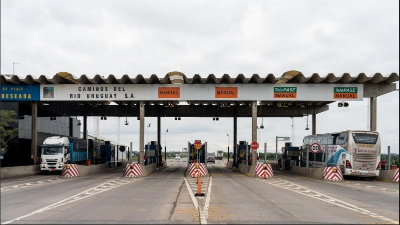 La estación de peaje del puente Rosario-Victoria sobre la ruta nacional 174.