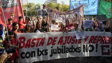 La movilización rosarina por los jubilados se desarrolló en plaza San Martín con importante participación de organizaciones.