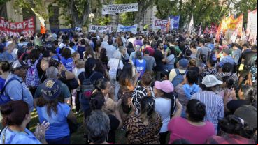 La movilización rosarina por los jubilados se desarrolló en plaza San Martín con importante participación de organizaciones.