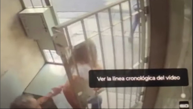 Así sustrajo el maletín en el ingreso al edificio a la pareja de jubilados, y se dio a la fuga con tres compañeros en motos.