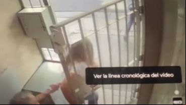 Así sustrajo el maletín en el ingreso al edificio a la pareja de jubilados, y se dio a la fuga con tres compañeros en motos.