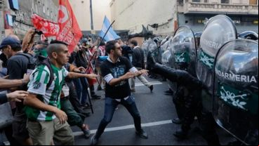 "No hay nada más heroico que aquel que arriesga su vida para defender a la República y a los argentinos de bien. Para el Gobierno el trabajo de los policías es un motivo de orgullo".