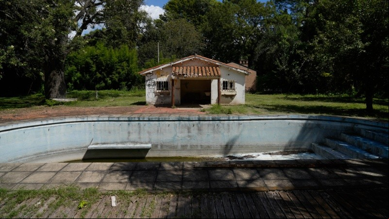 La pileta y los vestuarios, donde estuvo detenido Jaime Dri.