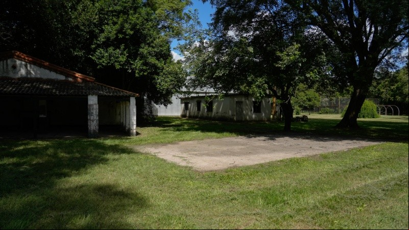 Entre el quincho y la casa pequeña de los detenidos, hay una explanada de cemento.