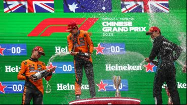Oscar Piastri, Lando Norris y George Russell celebran en el GP de China.