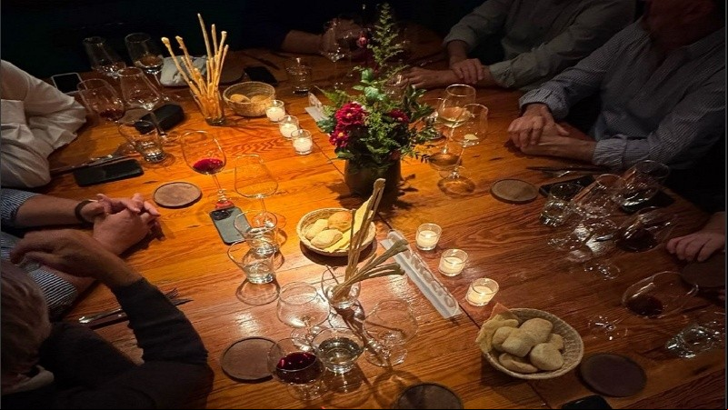 Una mesa de muchos comensales en el restorán de la zona norte rosarina.