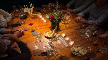 Una mesa de muchos comensales en el restorán de la zona norte rosarina.