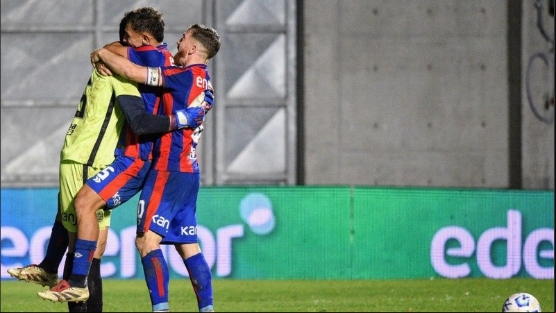 Los abrazos son para Devecchi, el arquero de San Lorenzo que tapó el penal decisivo.