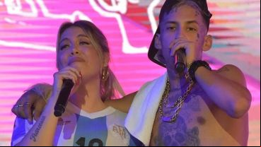 "Las mujeres somos fuertes y tenemos que seguir pisando fuerte", lanzó en el escenario.