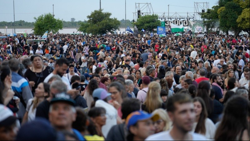 Una postal del Parque Nacional a la Bandera con una multitud que marchó por las calles rosarinas.