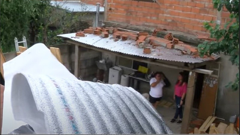 La vivienda quedó hecha puros escombros de chapa y la familia se quedó a la intemperie.