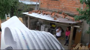 La vivienda quedó hecha puros escombros de chapa y la familia se quedó a la intemperie.