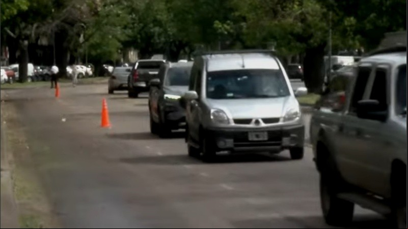 A través de un operativo de tránsito se ordenaba el paso de vehículos en el lugar del derrame.