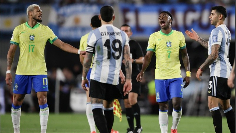 Joelinton y Vinícius Jr. discuten con Romero y Otamendi en la cancha de River.