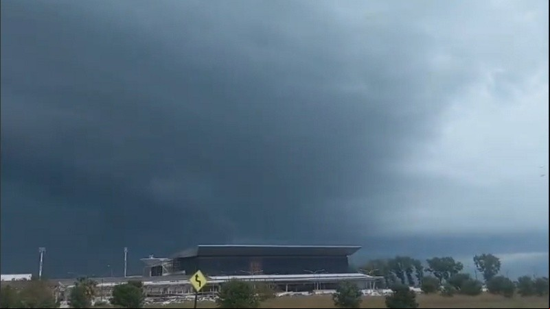 Así lucía el cielo en Rosario, en el momento previo al inicio de la tormenta.