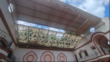 Así quedó el techo que cubría parte del patio.