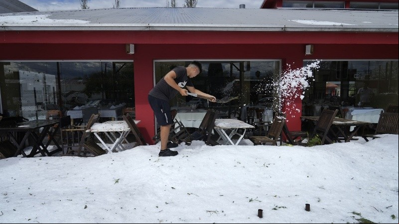 La intensa caída de granizo dejó las calles y veredas de Funes teñidas de blanco.