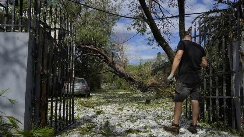 La intensa caída de granizo dejó las calles y veredas de Funes teñidas de blanco.