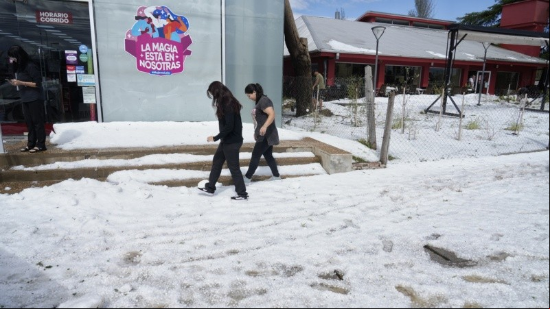 La intensa caída de granizo dejó las calles y veredas de Funes teñidas de blanco.