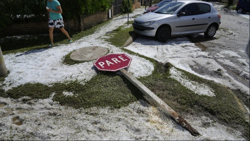 La intensa caída de granizo dejó las calles y veredas de Funes teñidas de blanco.