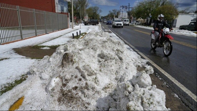 La intensa caída de granizo dejó las calles y veredas de Funes teñidas de blanco.
