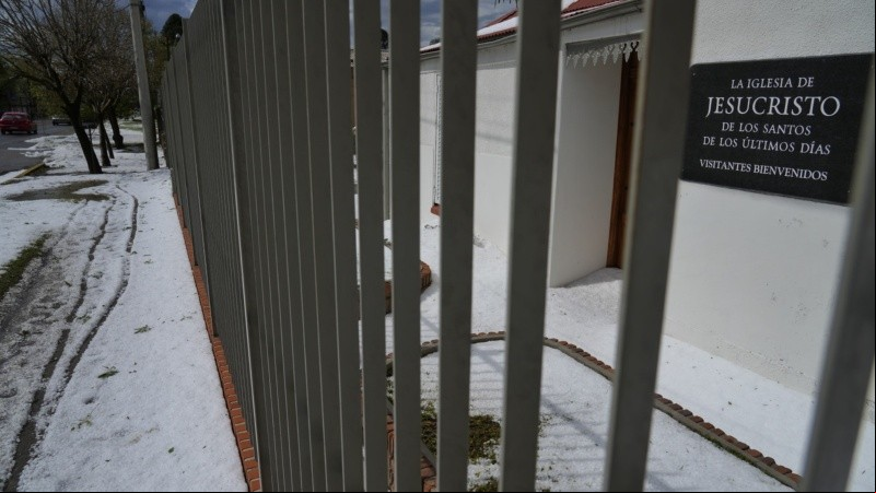 La intensa caída de granizo dejó las calles y veredas de Funes teñidas de blanco.