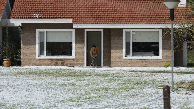 La intensa caída de granizo dejó las calles y veredas de Funes teñidas de blanco.