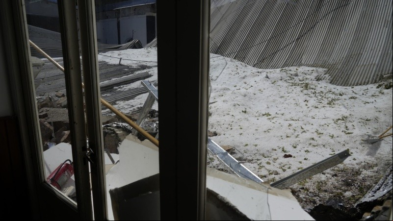 La intensa caída de granizo dejó las calles y veredas de Funes teñidas de blanco.