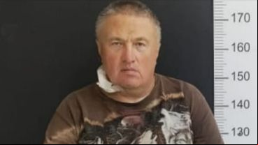 Konstantin Rudnev, tras ser detenido en Bariloche, con una venda en su garganta tras cortarse con una navaja.