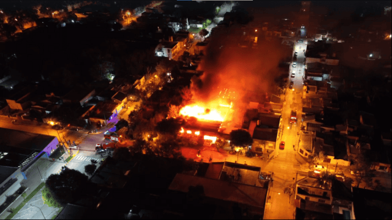 El impactante incendio filmado con un dron por un vecino.