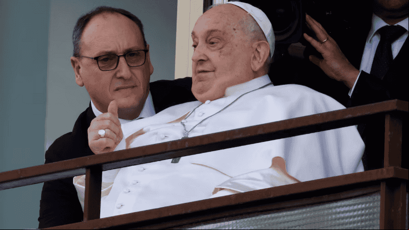 La aparición de Francisco en la ventana del Gemelli, antes de recibir el alta.