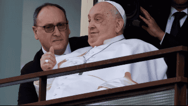La aparición de Francisco en la ventana del Gemelli, antes de recibir el alta.