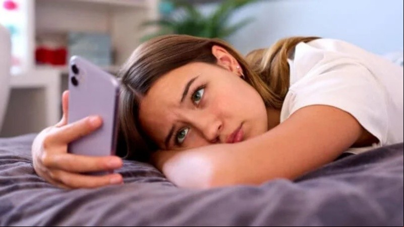 Son quienes presentan más miedo a ser juzgadas negativamente en entornos digitales, una emoción que puede verse ampliada por el uso constante del teléfono móvil y redes sociales.