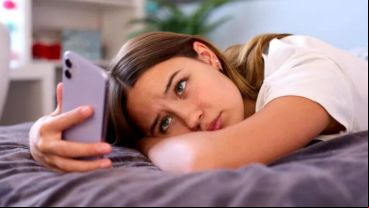 Son quienes presentan más miedo a ser juzgadas negativamente en entornos digitales, una emoción que puede verse ampliada por el uso constante del teléfono móvil y redes sociales.