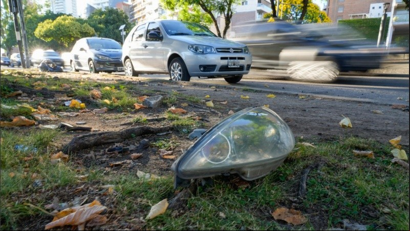Una de las óptica del Peugeot 206 gris que embistió a la familia en Roca y el río.